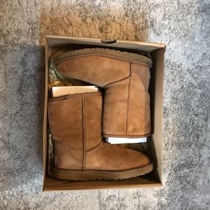 Size 5 short classic Uggs